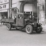 1928 Volvo Truckserie 2 in een winkelstraat